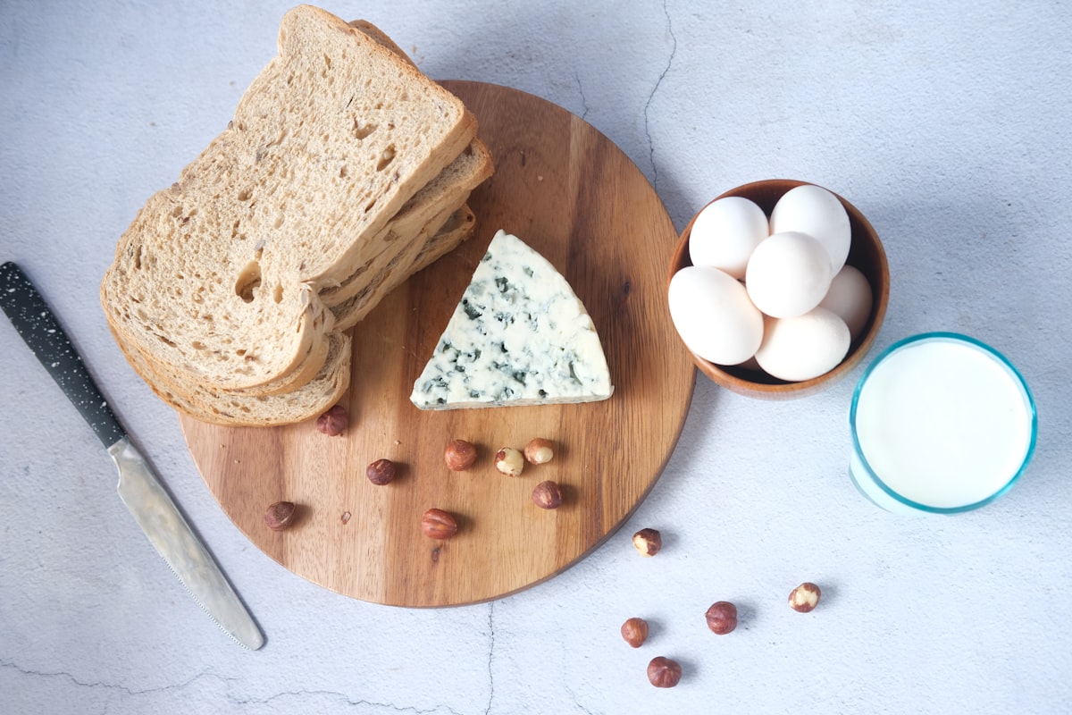 Specialiști în nutriție analizând date și cercetări